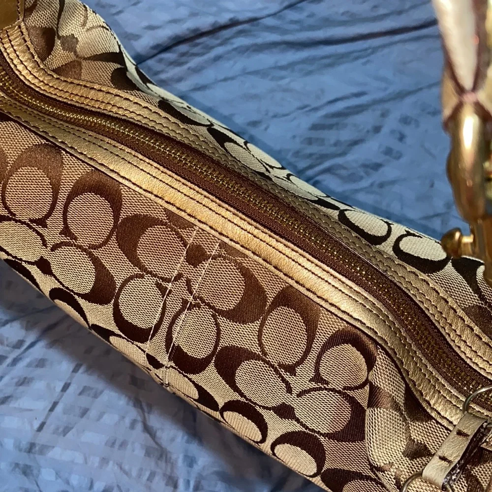 EUC Coach Hampton Signature monogram Canvas shoulder Bag 8631